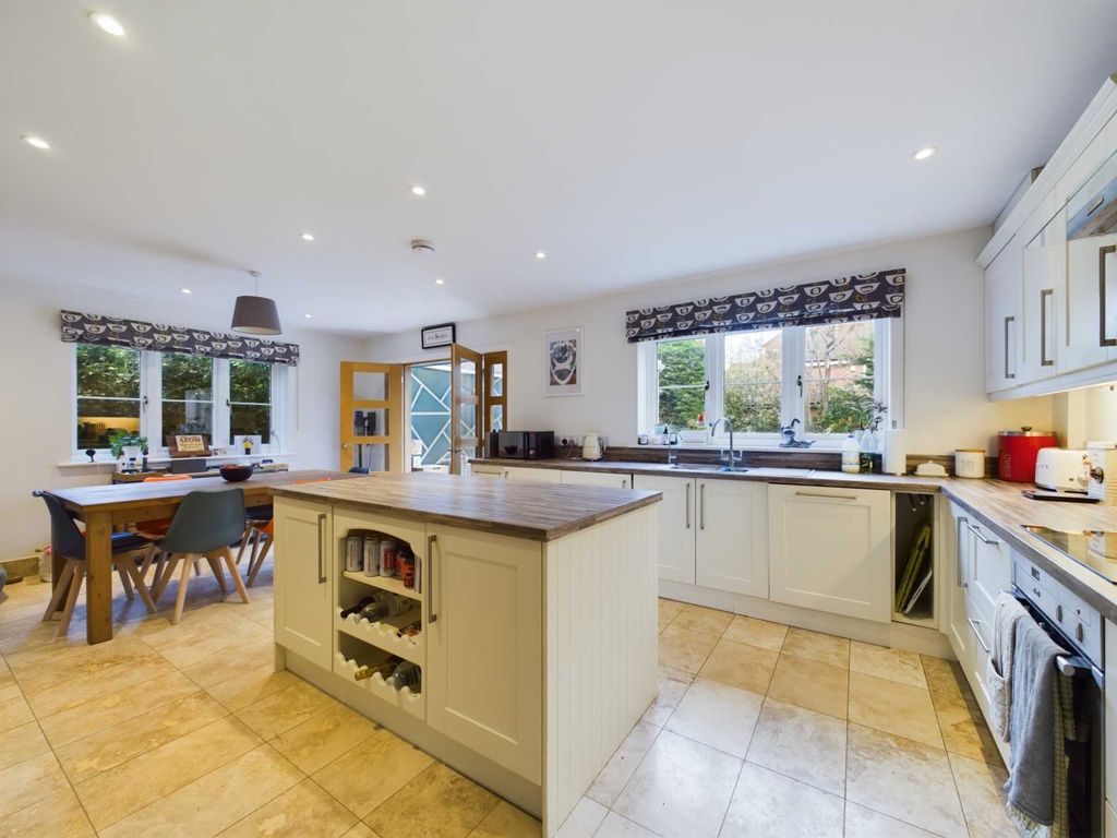 4 bed detached house for sale in Thame Road, Longwick, Princes Risborough HP27, £725,000