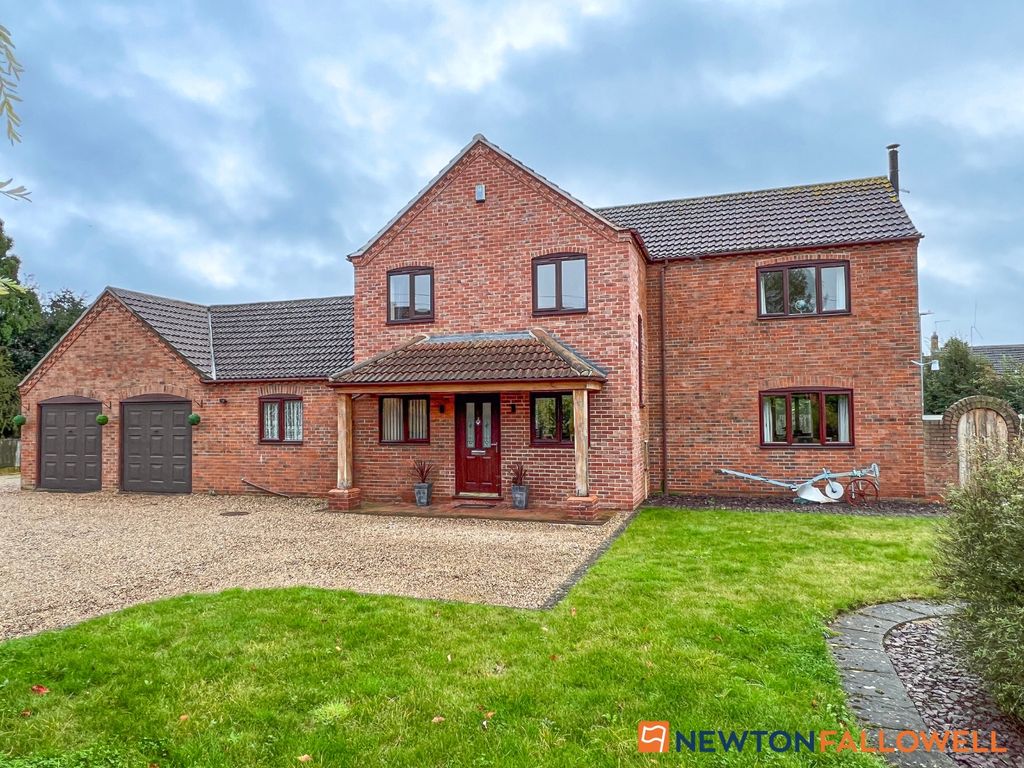 4 bed detached house for sale in Low Road, Besthorpe, Newark NG23, £500,000