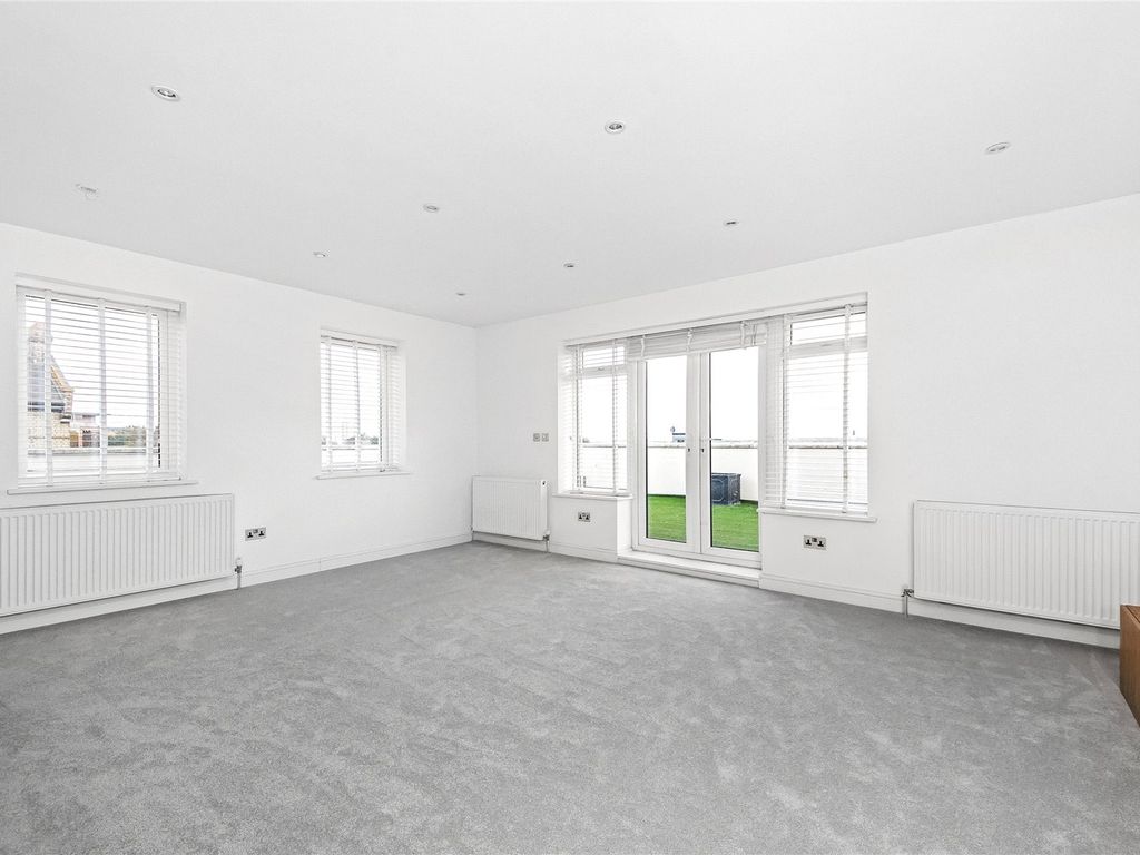 2 bed flat for sale in Suffolk Road, London SE25, £475,000