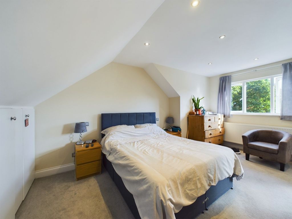 4 bed end terrace house for sale in Bridge Way, London N11, £800,000