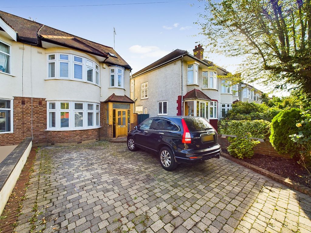 4 bed end terrace house for sale in Bridge Way, London N11, £800,000