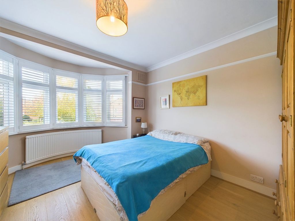 4 bed end terrace house for sale in Bridge Way, London N11, £800,000