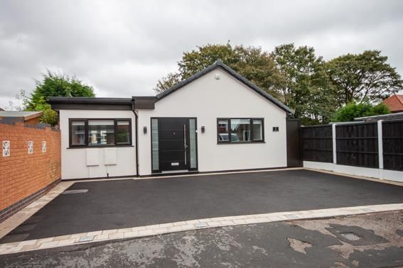 3 bed detached bungalow for sale in Roman Close, Brownhills WS8, £400,000
