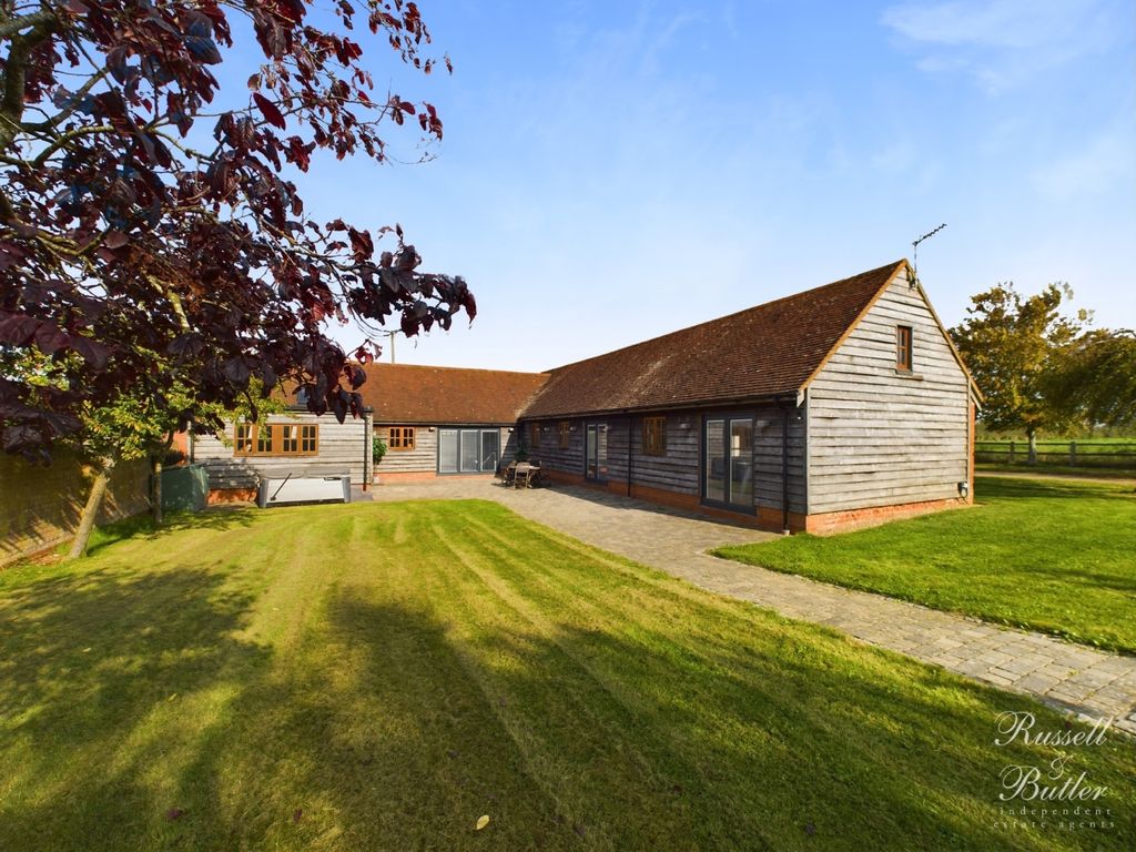 4 bed barn conversion to rent in Preston Bissett, Buckingham, Buckinghamshire MK18, £3,400 pcm