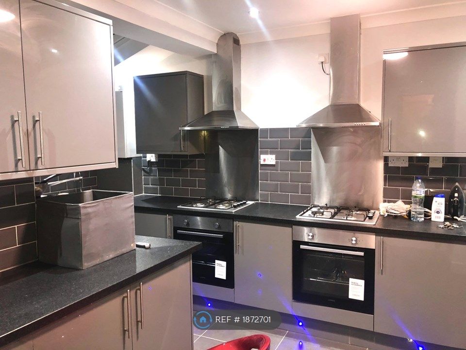 6 bed terraced house to rent in Junction Road, Reading RG1, £4,050 pcm
