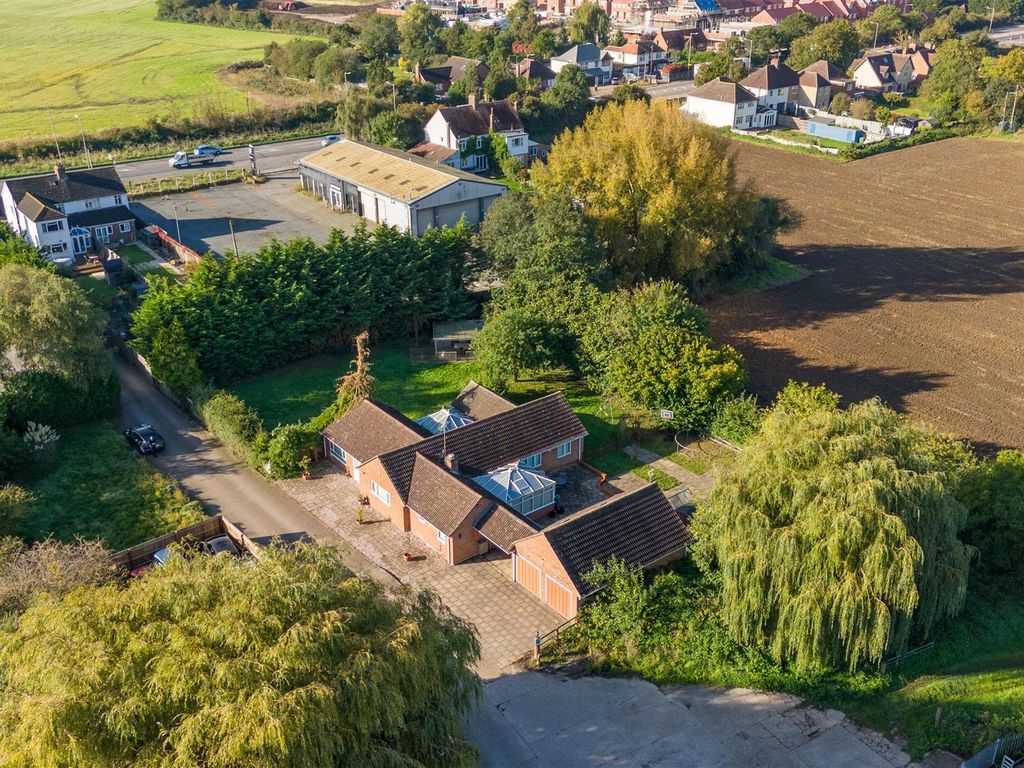 4 bed detached bungalow for sale in Aston Clinton Road, Weston Turville, Aylesbury HP22, £699,950