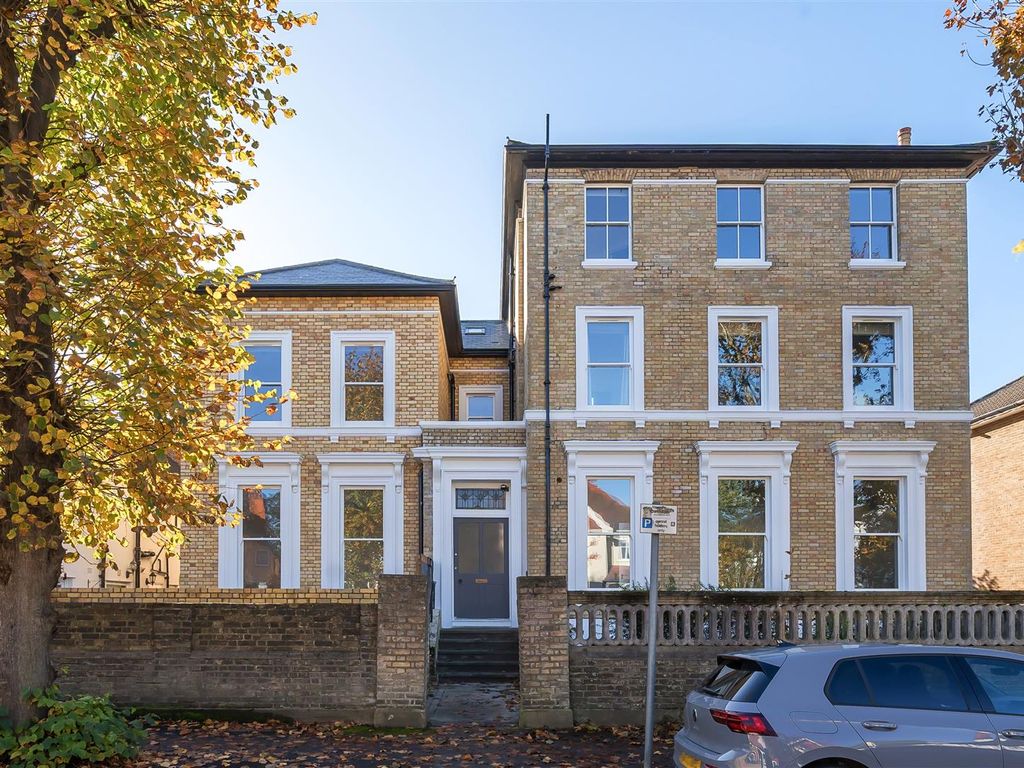 1 bed flat for sale in Catherine Road, Surbiton KT6, £599,950