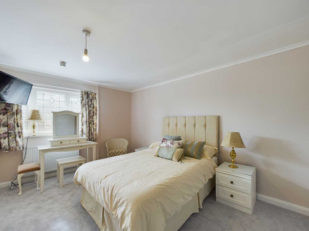 3 bed property for sale in Ripley Way, Warners End HP1, £425,000