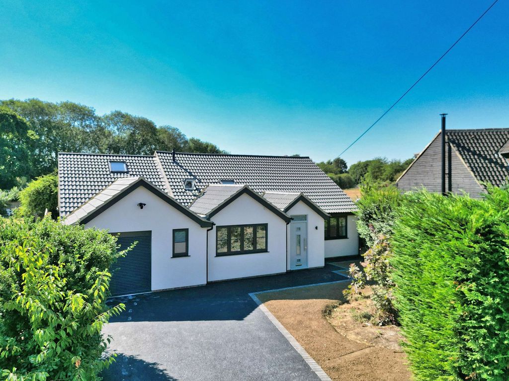 4 bed detached bungalow for sale in Wolverton Road, Newport Pagnell MK14, £650,000