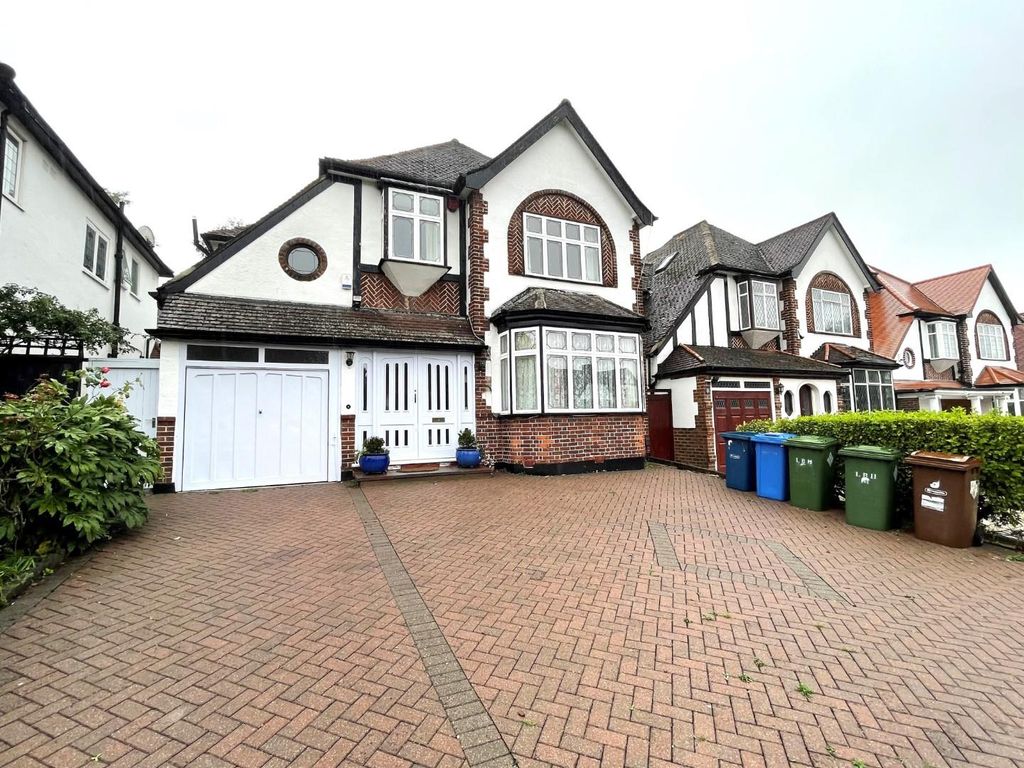 5 bed detached house to rent in Dukes Avenue, Edgware HA8, £4,700 pcm