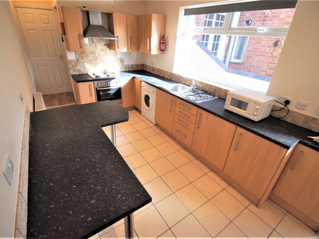 4 bed terraced house to rent in Kingsway, Stoke, Coventry CV2, £1,980 pcm
