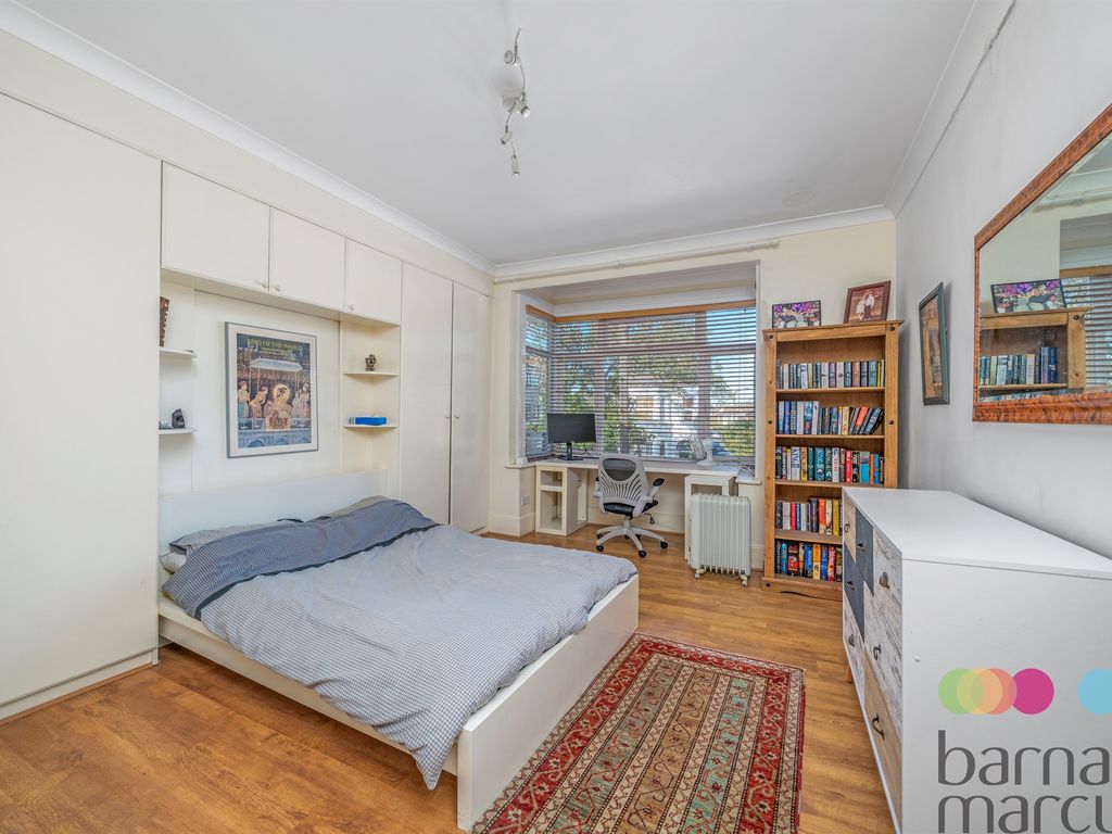 2 bed flat for sale in Nether Street, North Finchley, London N12, £500,000