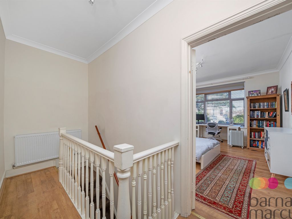 2 bed flat for sale in Nether Street, North Finchley, London N12, £500,000