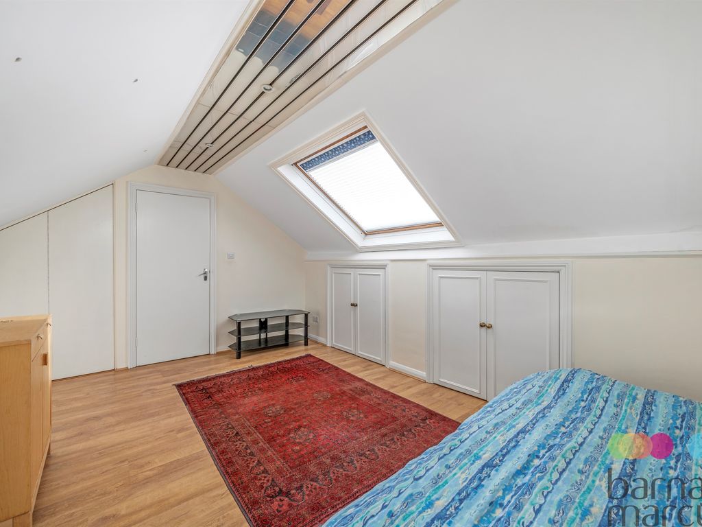 2 bed flat for sale in Nether Street, North Finchley, London N12, £500,000