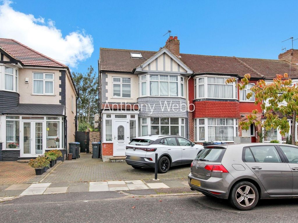 4 bed end terrace house for sale in New Park Avenue, London N13, £625,000
