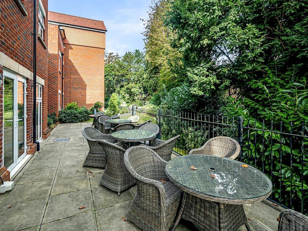 2 bed flat for sale in Marple Lane, Chalfont St. Peter, Gerrards Cross SL9, £495,000