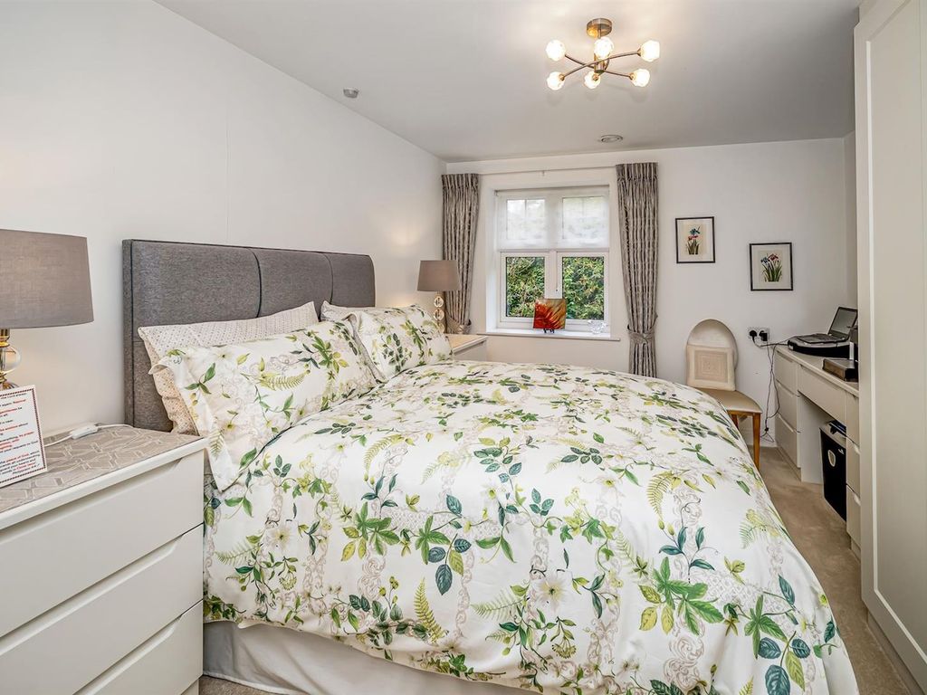 2 bed flat for sale in Marple Lane, Chalfont St. Peter, Gerrards Cross SL9, £495,000
