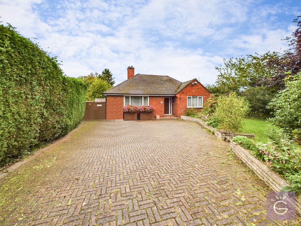 3 bed detached bungalow for sale in London Road, Ruscombe RG10, £725,000