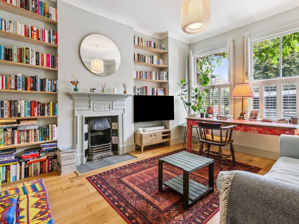 2 bed flat for sale in Glenfield Road, London SW12, £775,000