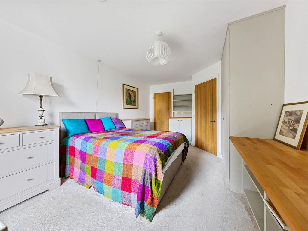 1 bed flat for sale in London Road, Guildford GU1, £340,000