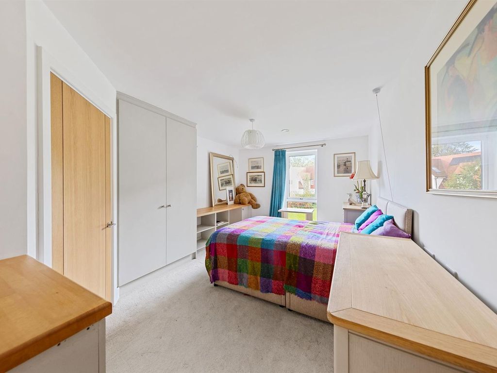 1 bed flat for sale in London Road, Guildford GU1, £340,000