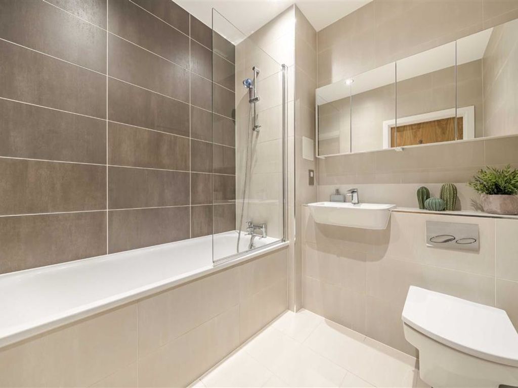 1 bed flat for sale in Quebec Way, London SE16, £485,000