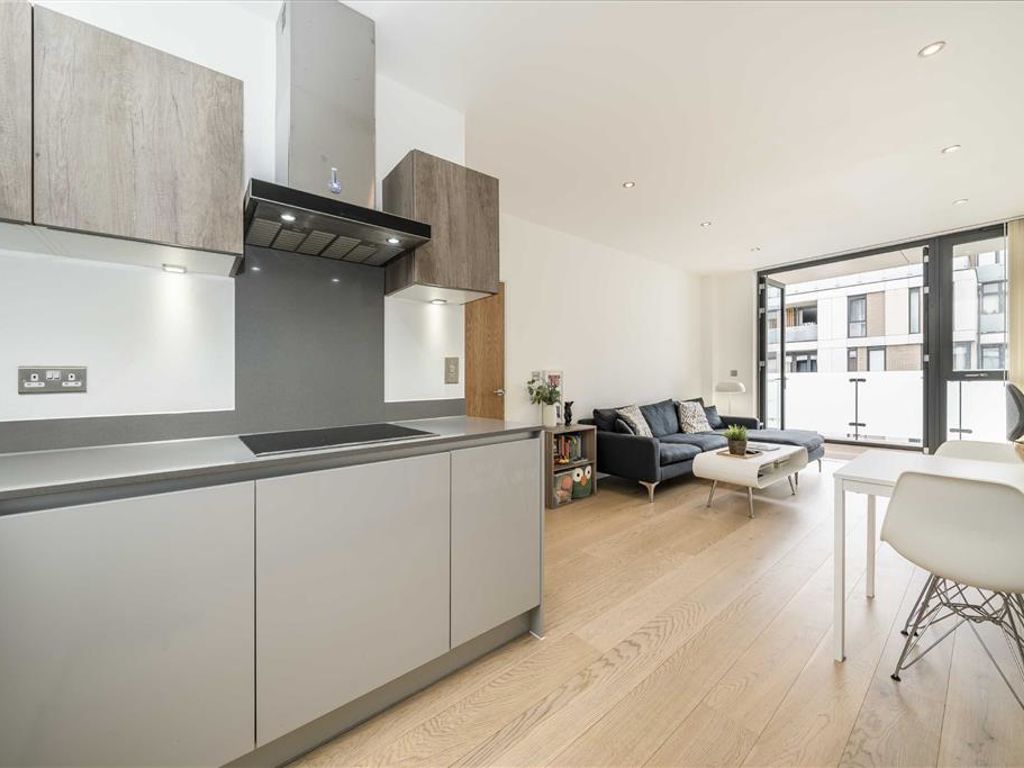 1 bed flat for sale in Quebec Way, London SE16, £485,000