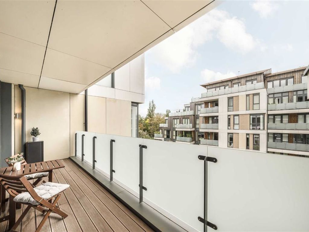 1 bed flat for sale in Quebec Way, London SE16, £485,000