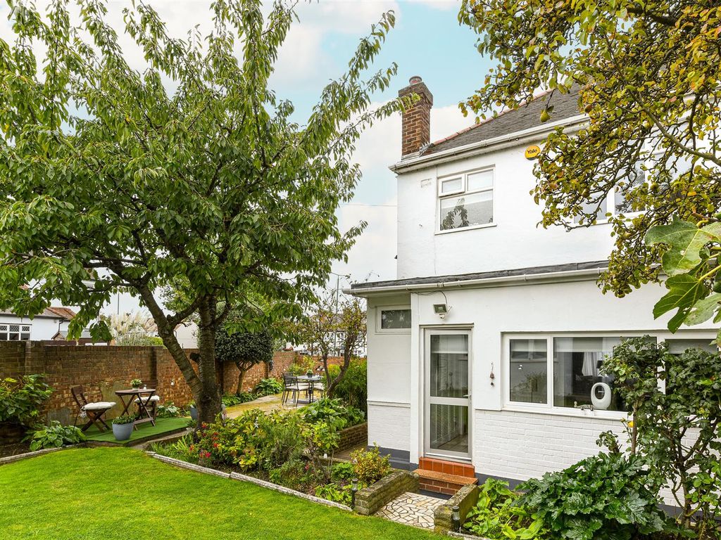 3 bed property for sale in Waltham Way, London E4, £700,000