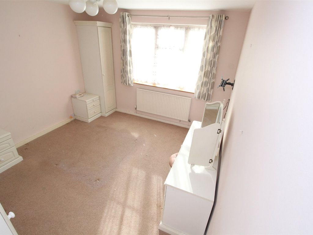 2 bed flat for sale in Bramley Road, London N14, £375,000