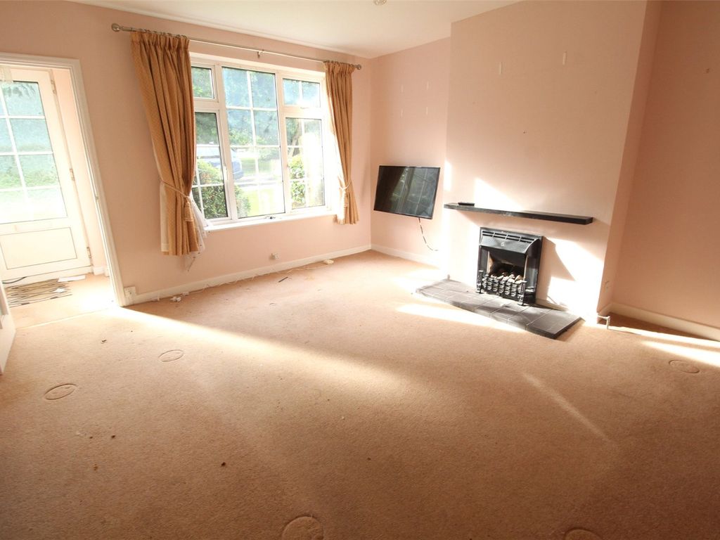 2 bed flat for sale in Bramley Road, London N14, £375,000