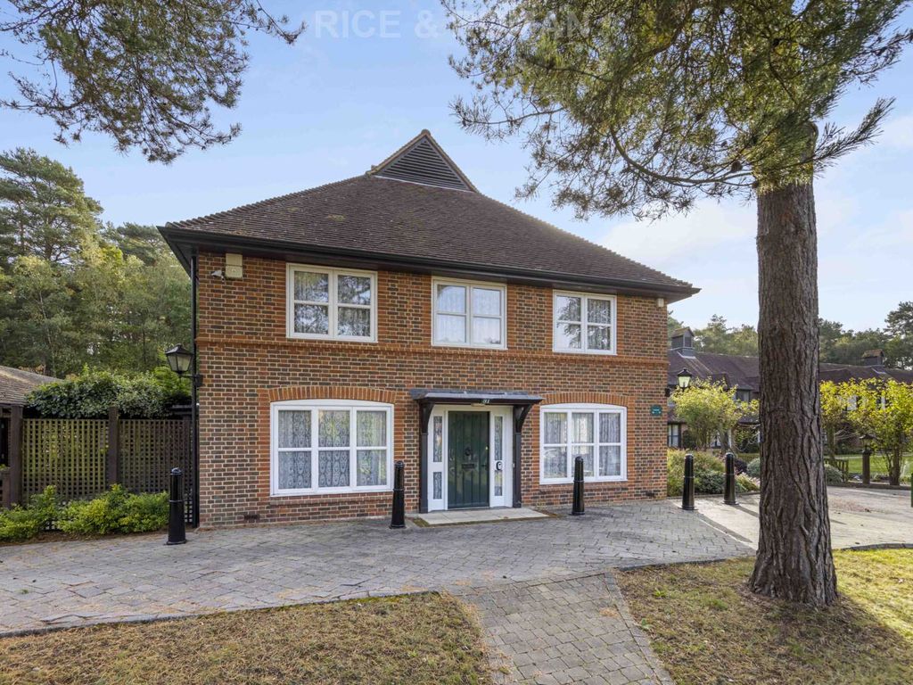 2 bed end terrace house for sale in Mytchett Heath, Camberley GU16, £395,000