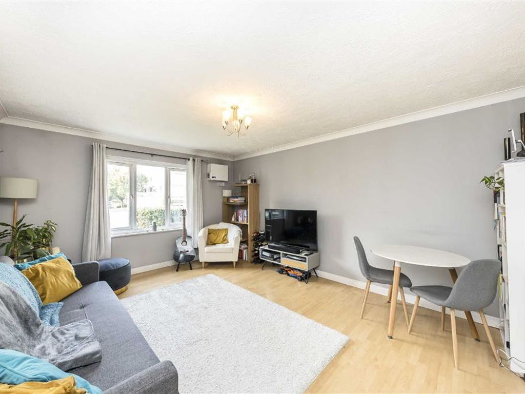 2 bed flat for sale in Rossetti Road, London SE16, £350,000