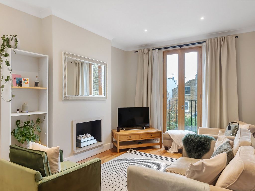 2 bed flat for sale in Cavendish Road, Abbeville Village SW12, £675,000