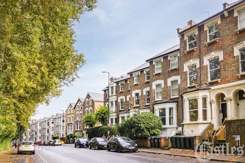 1 bed flat for sale in Middle Lane, London N8, £450,000