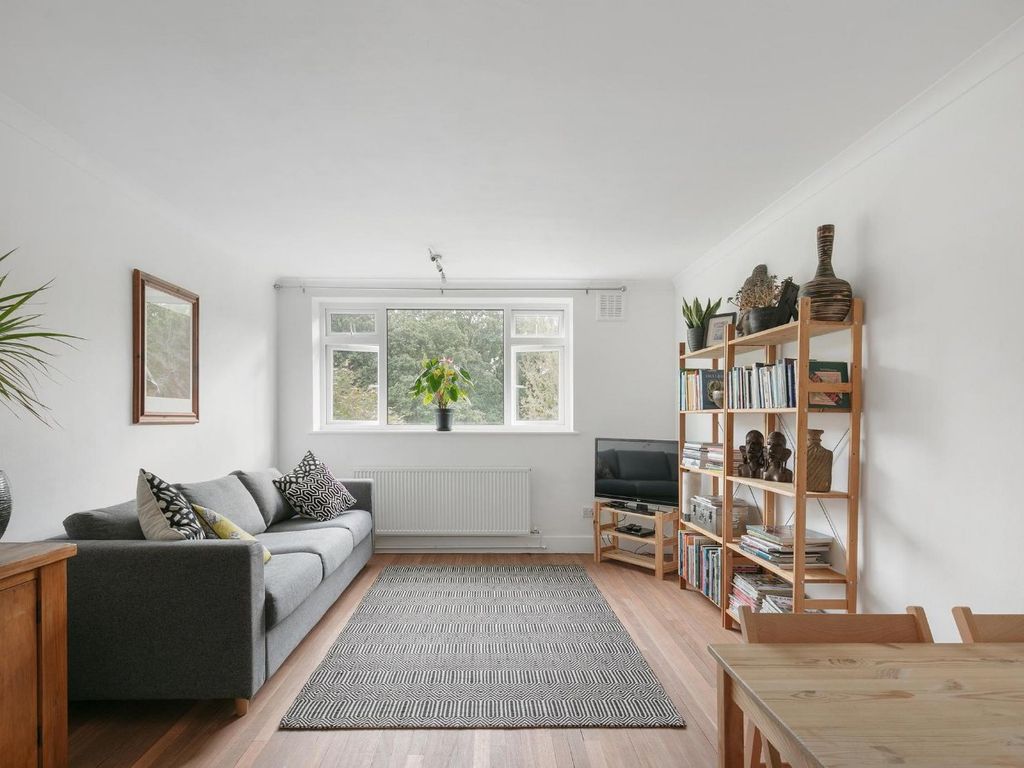 2 bed flat for sale in Auckland Road, London SE19, £350,000