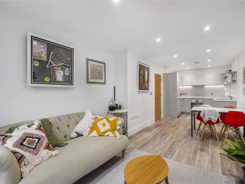 1 bed flat for sale in The Grange, London SE1, £535,000