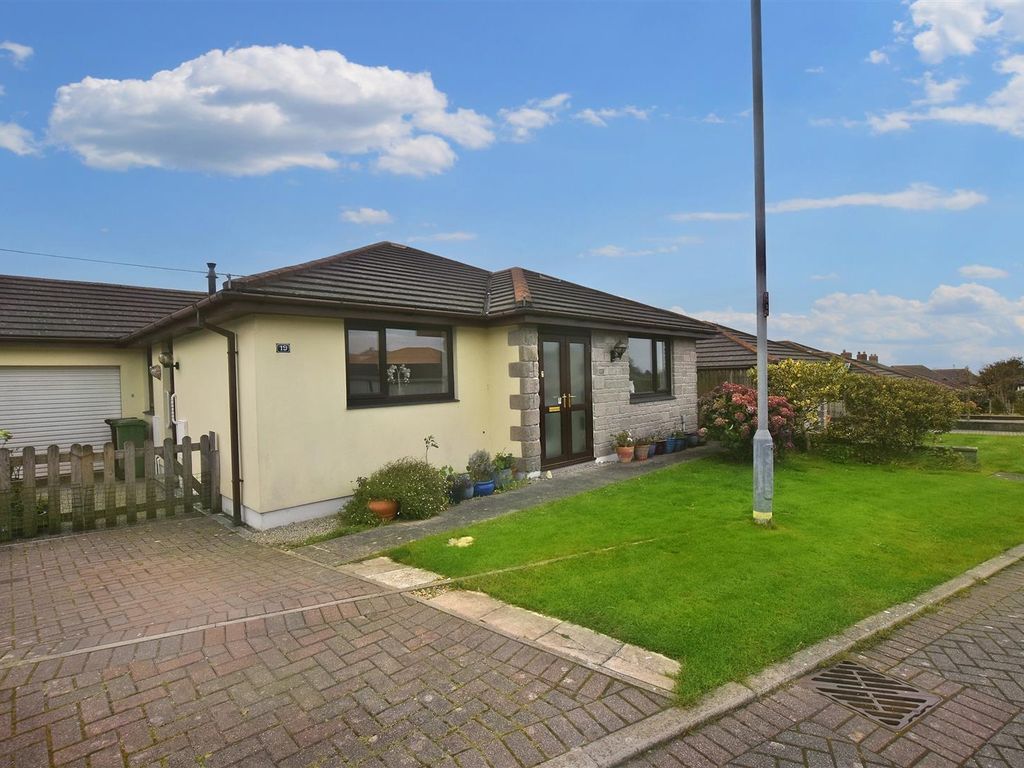 4 bed bungalow for sale in Beauchamp Meadow, Redruth TR15, £349,950