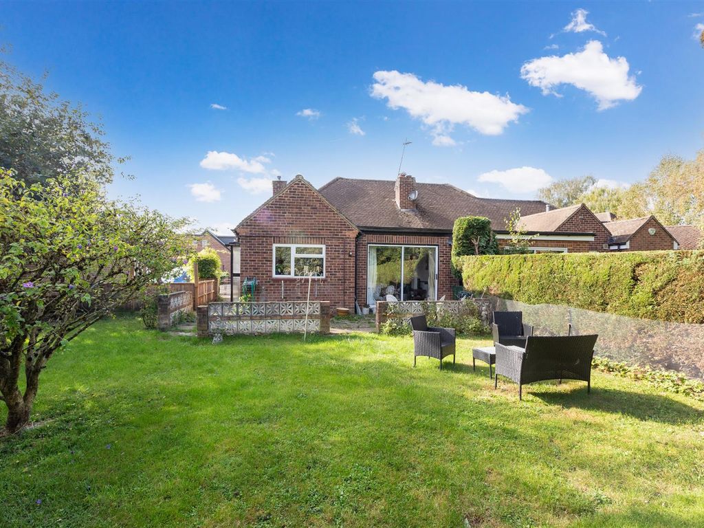 2 bed bungalow for sale in Farm Close, Maidenhead SL6, £465,000