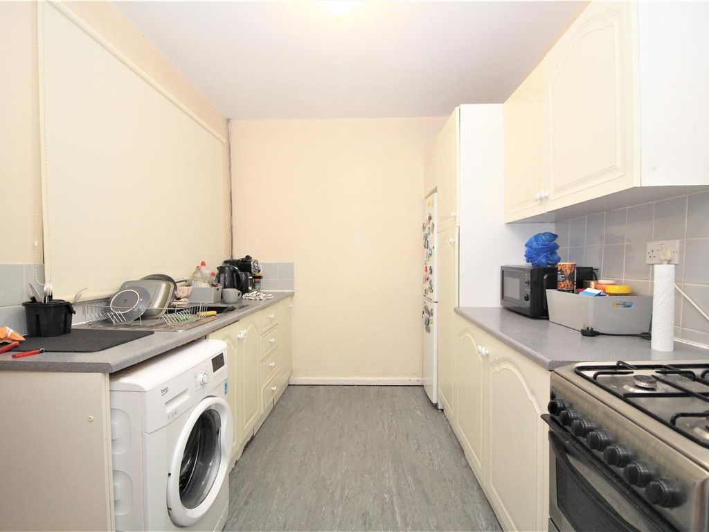 2 bed flat to rent in Helmsley Road, Sandyford, Newcastle Upon Tyne NE2, £988 pcm