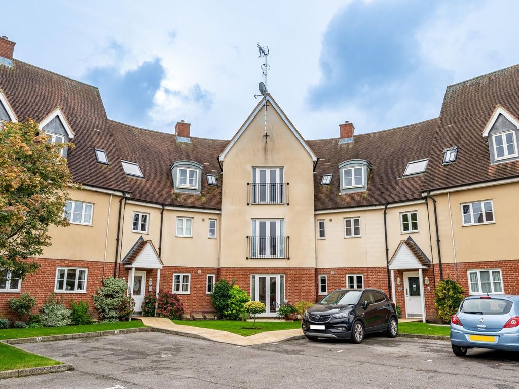 2 bed flat for sale in Brignall Place, Dunmow, Essex CM6, £200,000