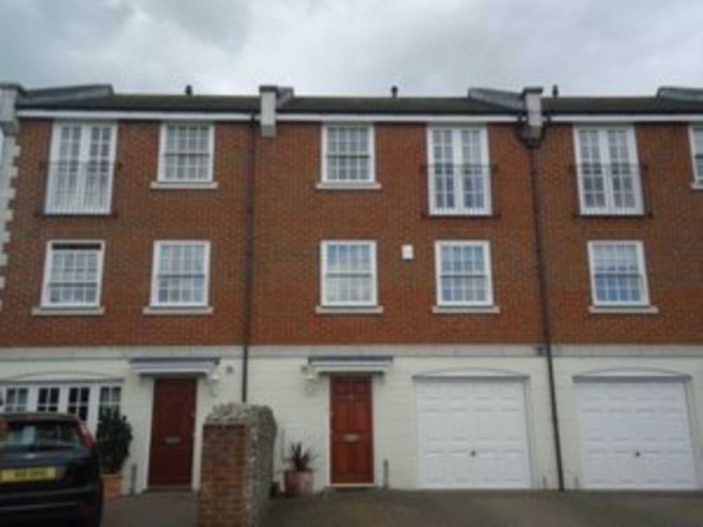 3 bed property to rent in Mead Court, Bognor Regis PO22, £1,500 pcm