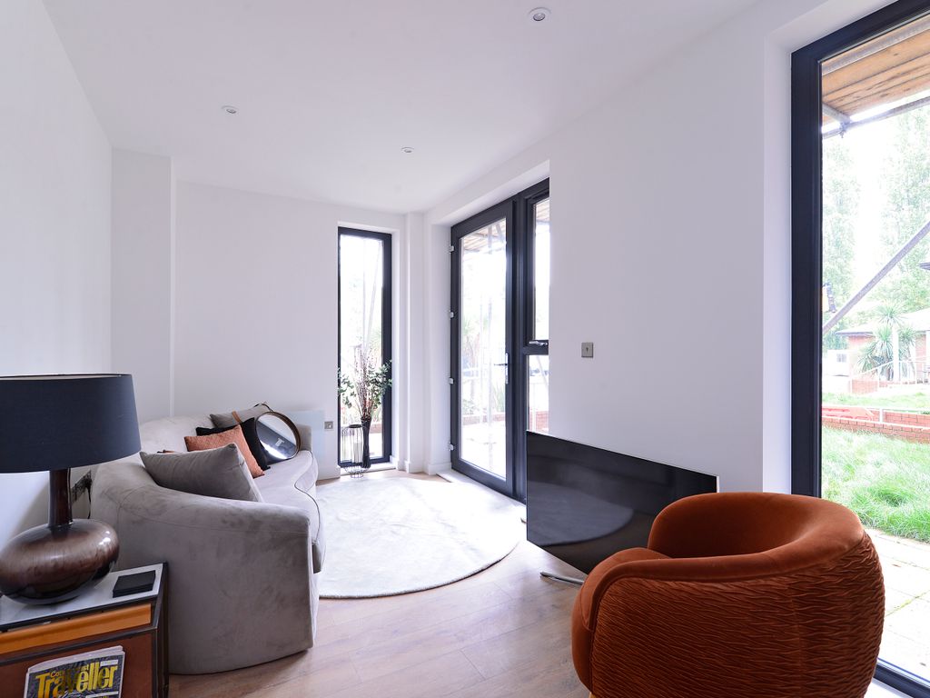 1 bed flat to rent in Thackeray Lane, Godalming, Surrey GU7, £1,250 pcm