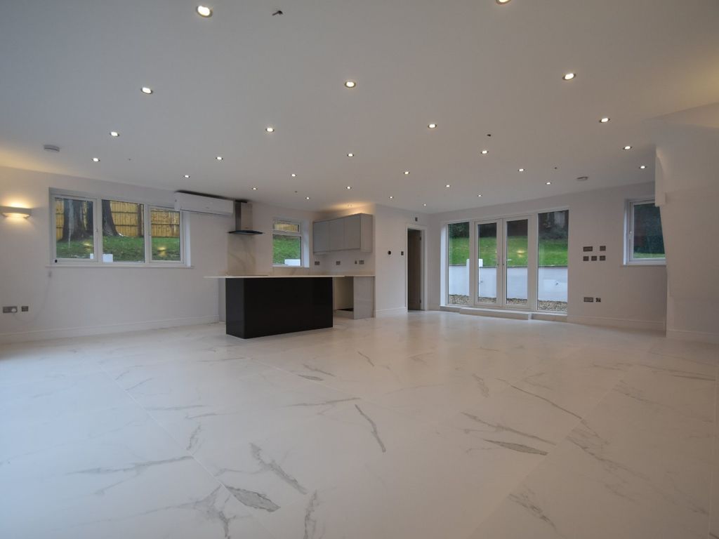 3 bed detached house to rent in Mill Lane, Gerrards Cross SL9, £3,500 pcm