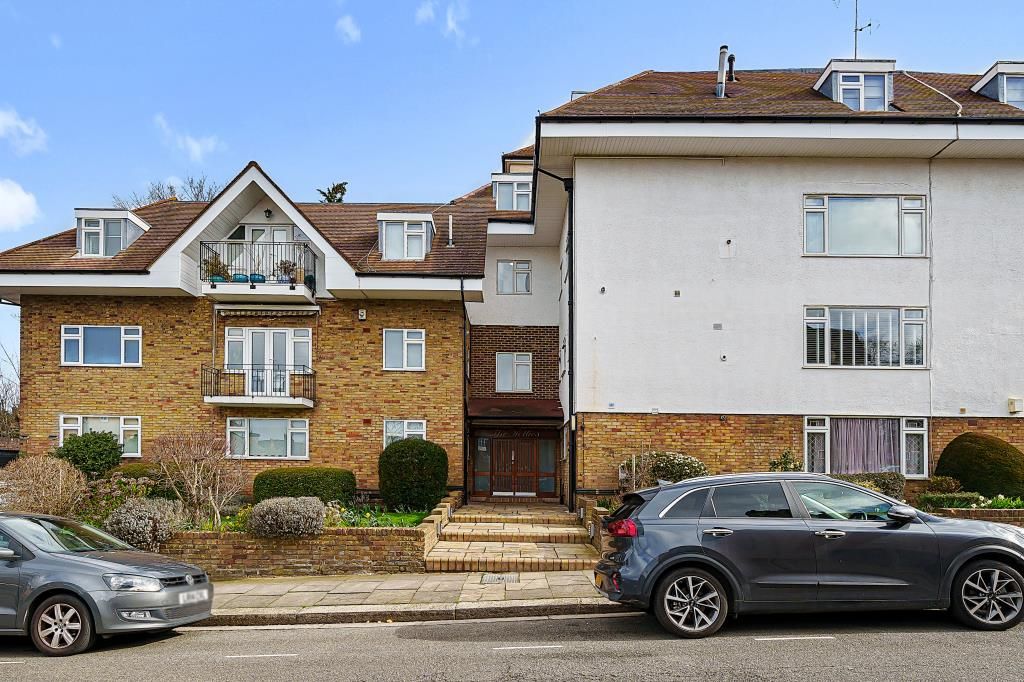 2 bed flat for sale in Hendon Lane, Finchley N3, £650,000