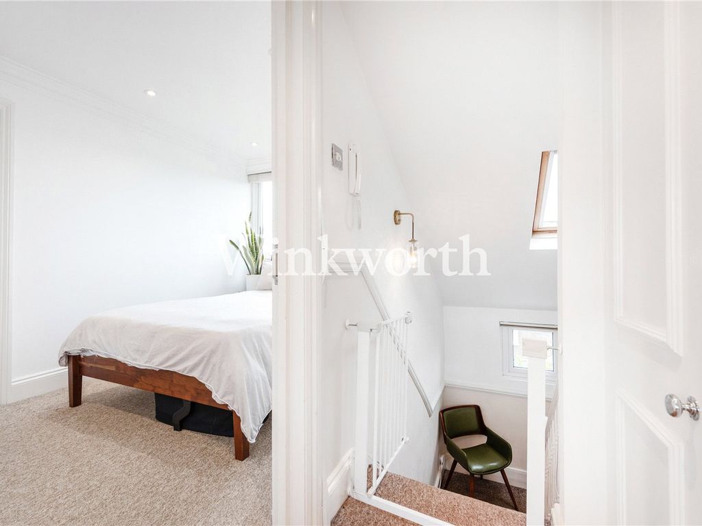 1 bed flat for sale in Blackstock Road, London N4, £350,000