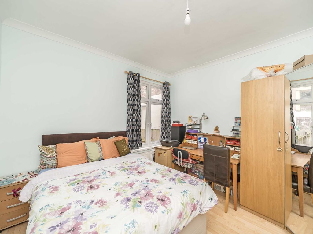 2 bed maisonette for sale in Bickley Street, London SW17, £460,000