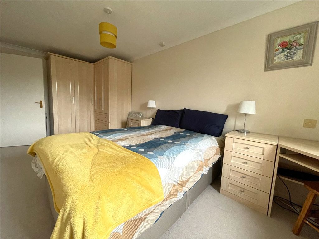 2 bed flat to rent in George Lane, Marlborough, Wiltshire SN8, £825 pcm