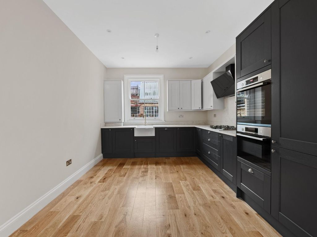 4 bed flat for sale in John Campbell Road, London N16, £900,000