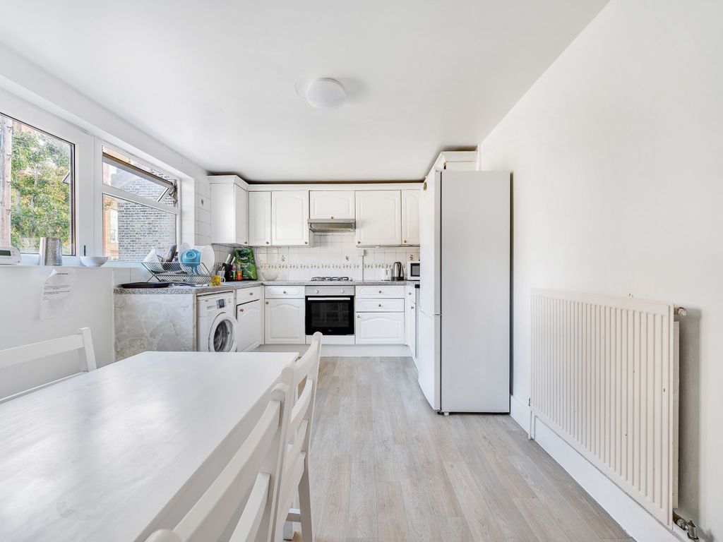 3 bed flat for sale in Langford Road, London SW6, £795,000
